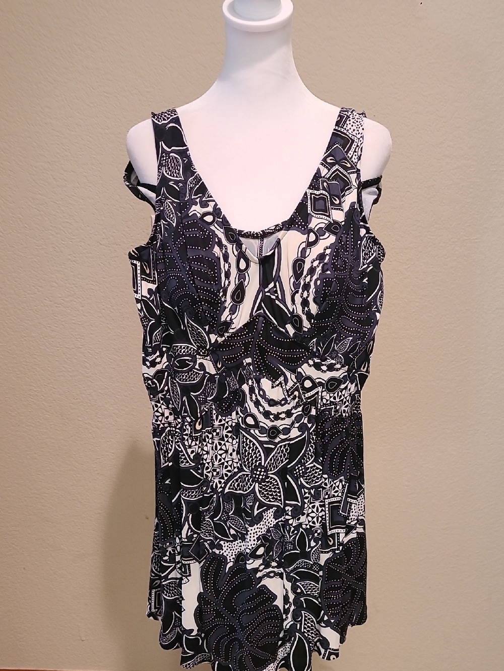Maxine Black & White Printed Bathing Suit Size 14
